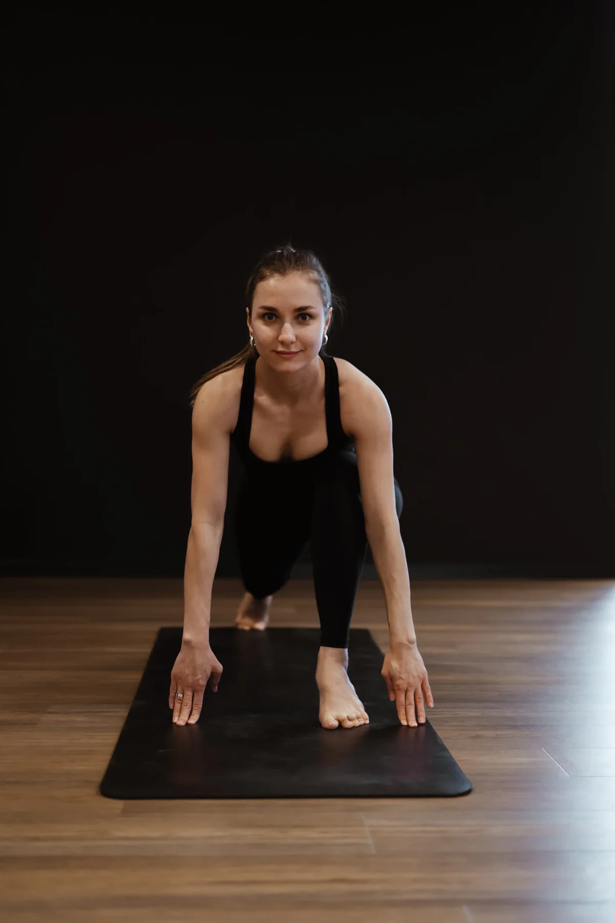 Anastasiia Fuchs in einer kontrollierten Pilates-Position auf der Matte