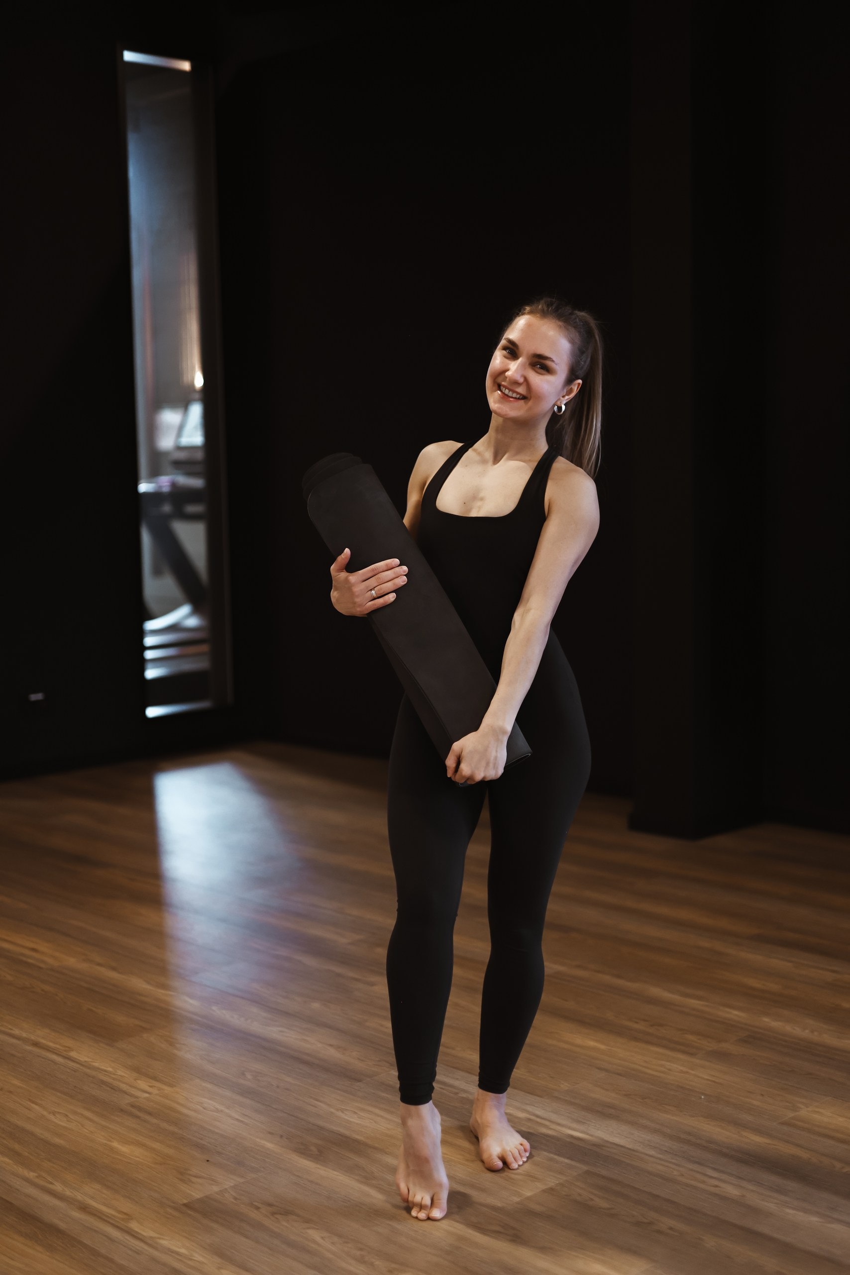 Anastasiia Fuchs mit einer Pilatesmatte im Studio