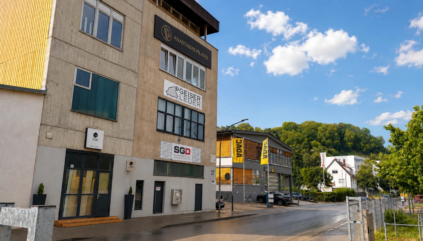 Außenansicht von Anastasias Pilates in der Bleicher Straße 37 mit Studioeingang und Straße